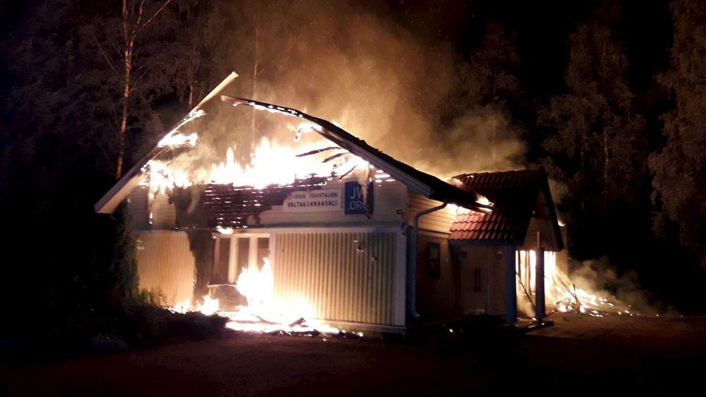 Miestä epäillään Jehovan todistajien valtakunnansalin polttamisesta Pöytyällä viime viikonloppuna.