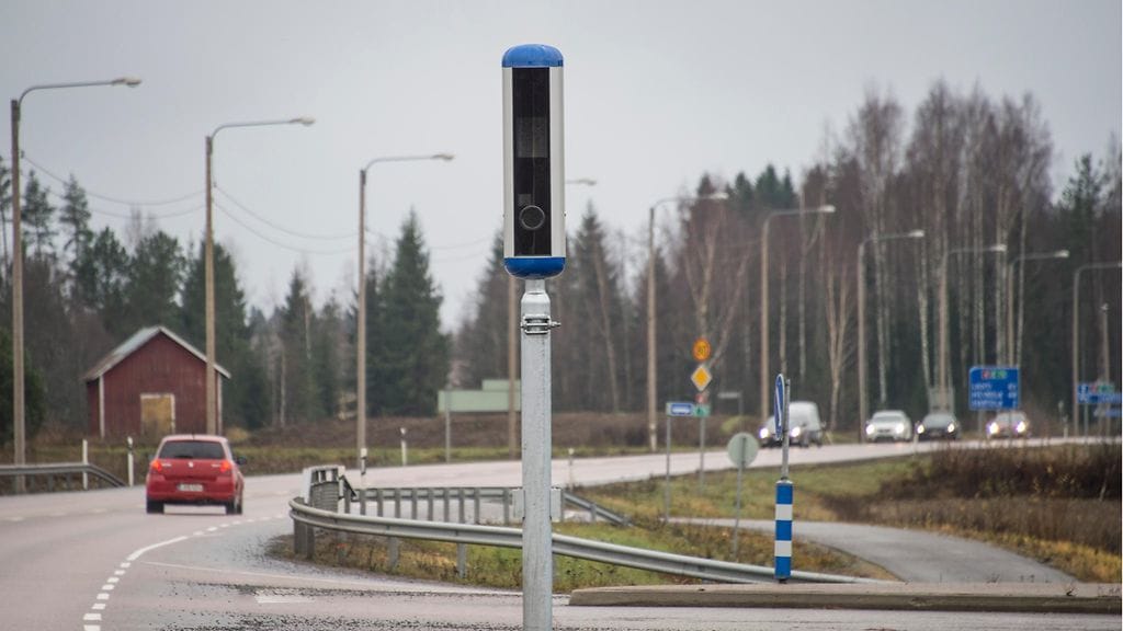 Uudenmallinen kaukaa nopeuden mittaava nopeusvalvontakamera E75 tiellä Hartolassa 8. marraskuuta 2018.