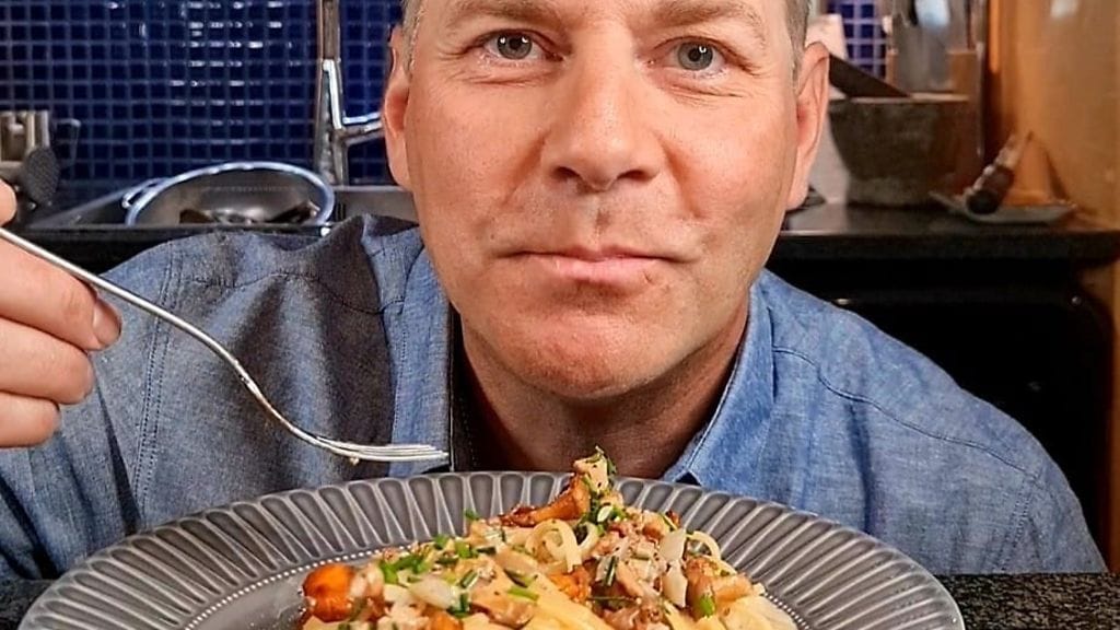 Harri Syrjäsen syksyinen kantarelli-pekonipasta valmistuu helposti ja nopeasti.