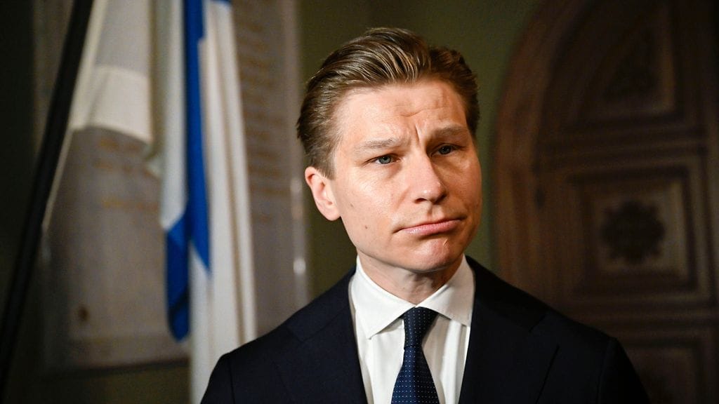 Puolustusministeri Häkkänen: "Suomella on ollut kiinteistökontrollissa aivan liian sinisilmäinen ote viimeisen 20 vuoden aikana".