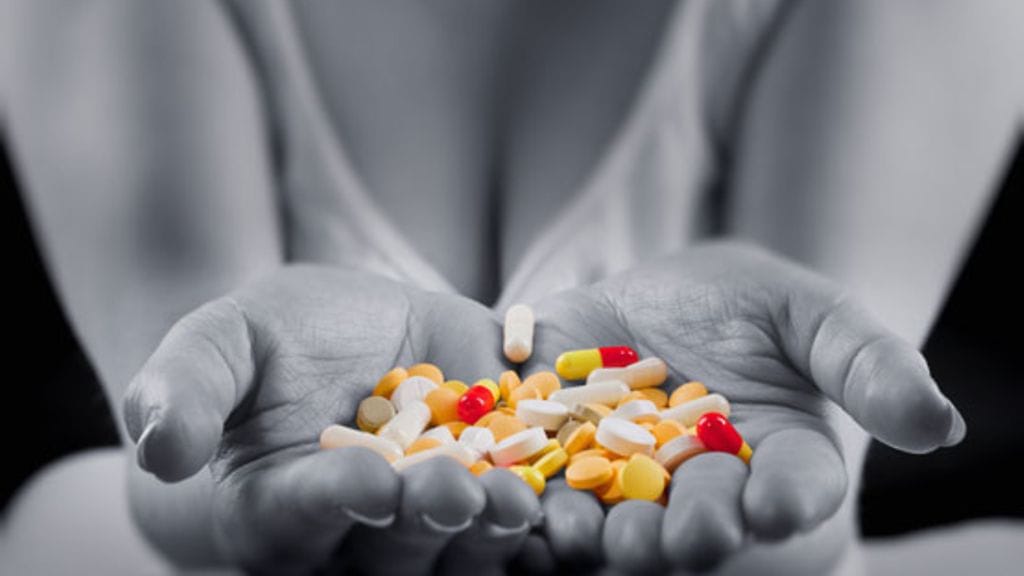 Lääkäri kehottaa muuttamaan syömistapojaan, jos haluaa antibiooteista eroon.