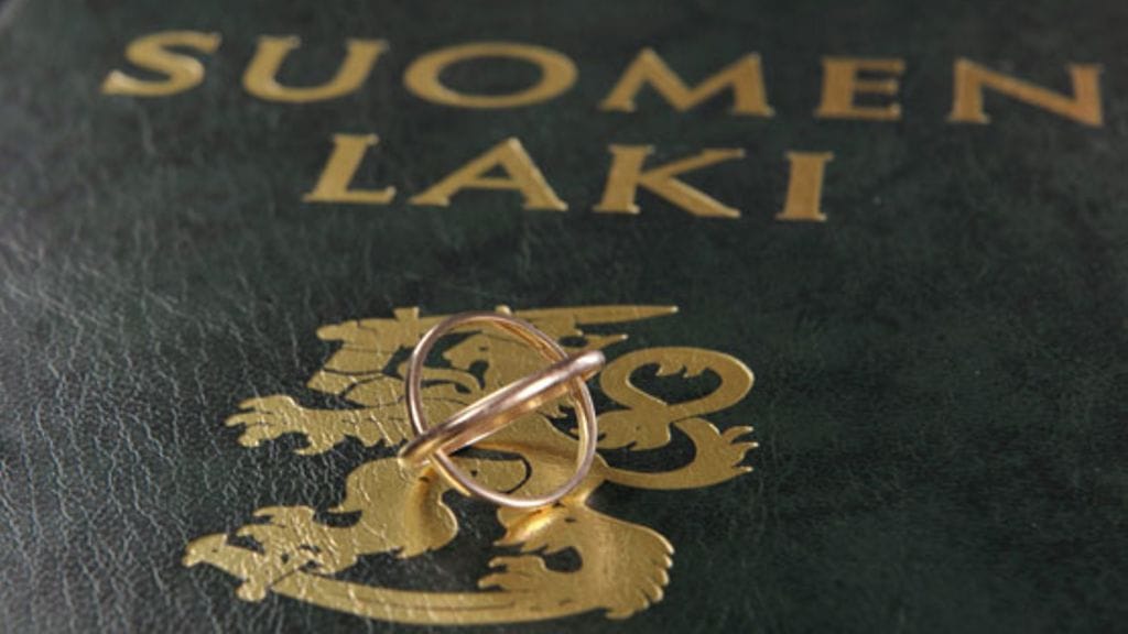 Tasa-arvoisen avioliittolain mukanaan tuomat muutokset pitää vielä viedä siihen liittyviin muihin lakeihin.