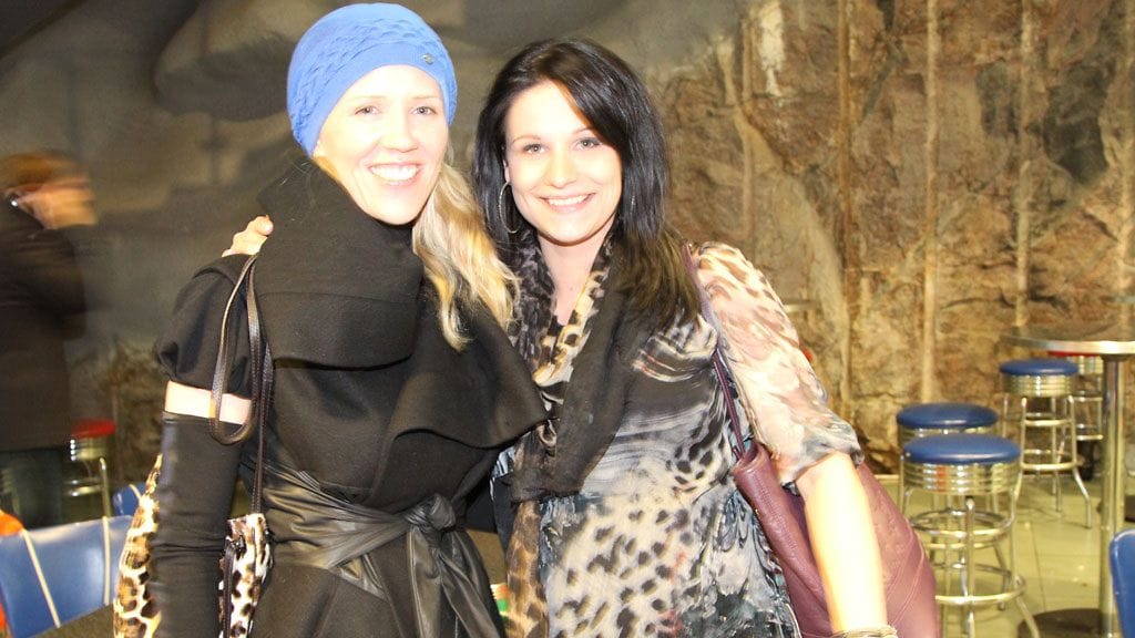 Liisa Kapanen ja Johanna Immonen lähtivät muiden kiekkovaimojen seurassa illalliselle.