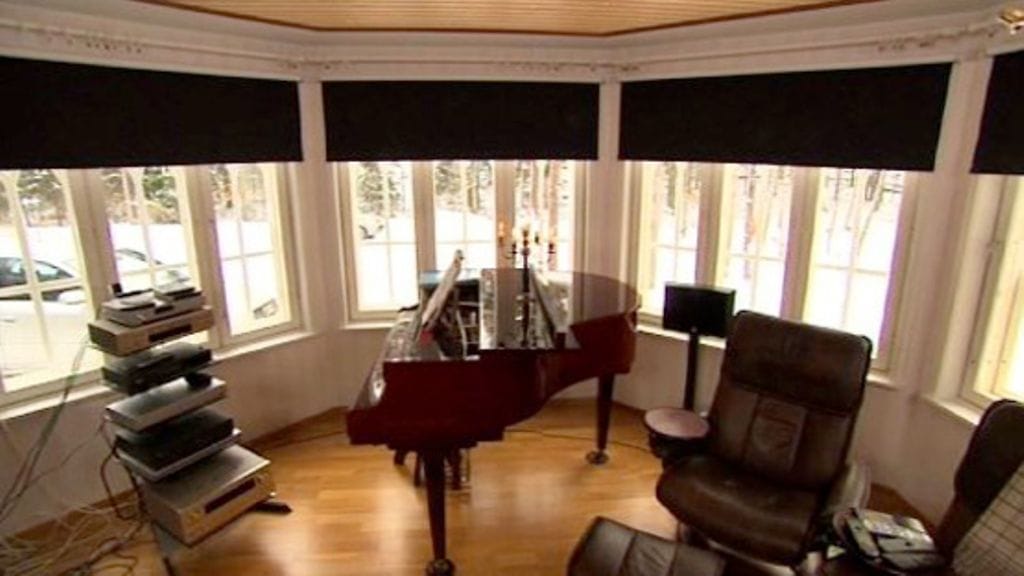 Johanna Rusanen-Kartanon ja Antti-Pekka Kartanon musiikki- ja elokuvahuone. (kuva: MTV3)