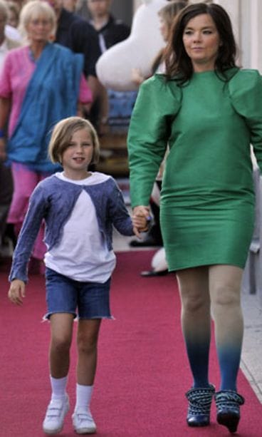 Björk oli maanantaina mukana Muumi-elokuvan ensi-illassa yhdessä tyttärensä kanssa. (Kuva: Markku Ulander/Lehtikuva)