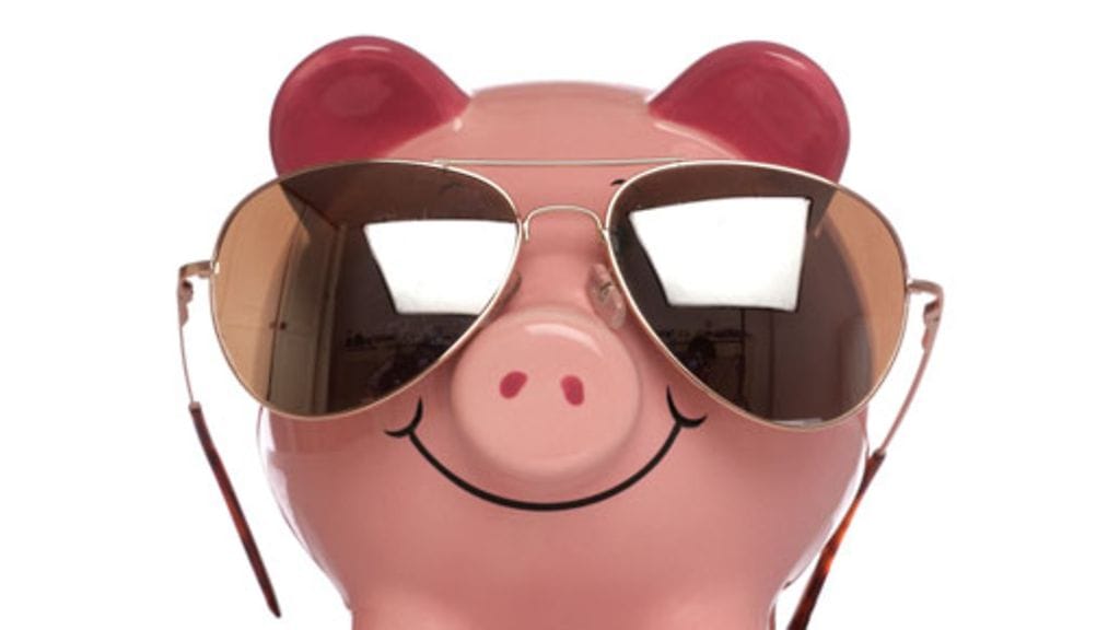 Ruoki säästöpossuasi lomalla jättämällä sanomalehdet tauolle ja myymällä turhat tavarat kirpputorilla.