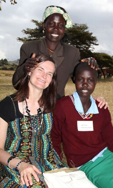 Kuvassa Virpi, kummityttö Nelly ja tämän äiti.