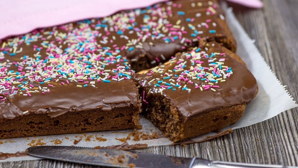 Mokkapalat ovat suomalaisten ikisuosikki! Hittiherkkua ei suinkaan alun perin koristeltu nonparelleilla.