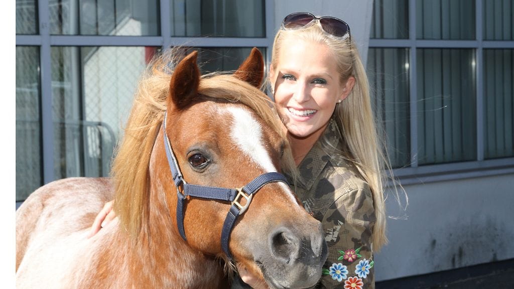 Joanna Kuvaja toimii lauantain uudistetun ravilähetyksen juontajana.