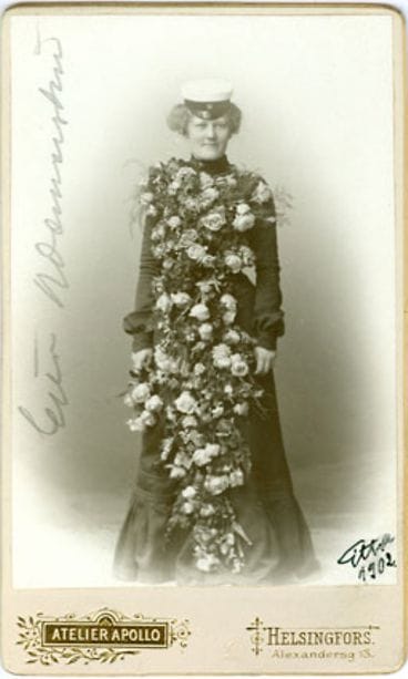 Ylioppilasmuotia vuodelta 1902. Kuvassa on Oulun ruotsalaisen tyttökoulun ylioppilas Estrid "Etta" Wennerström.