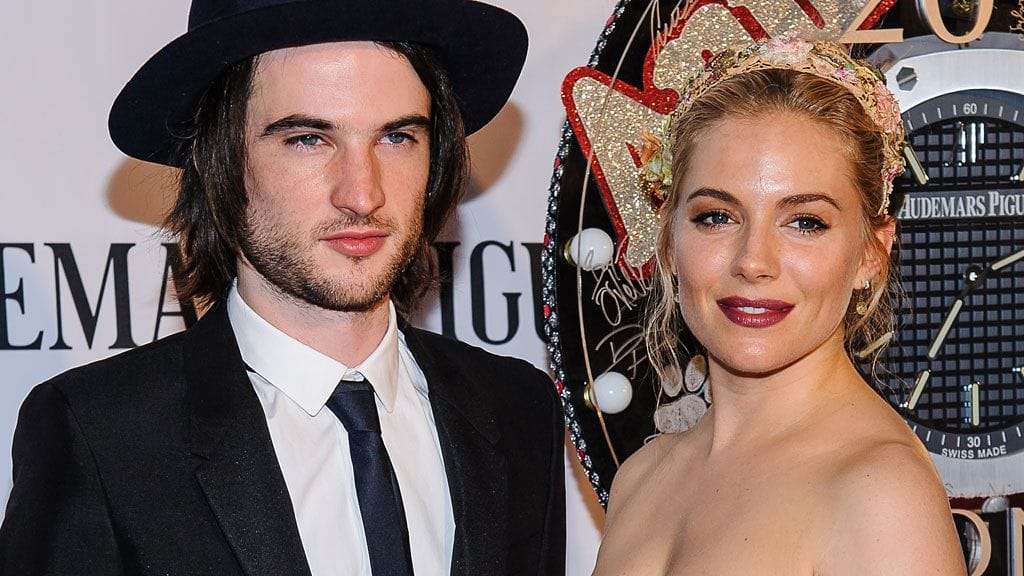 Tom Sturridge ja Sienna Miller ovat kuin kaksi marjaa.