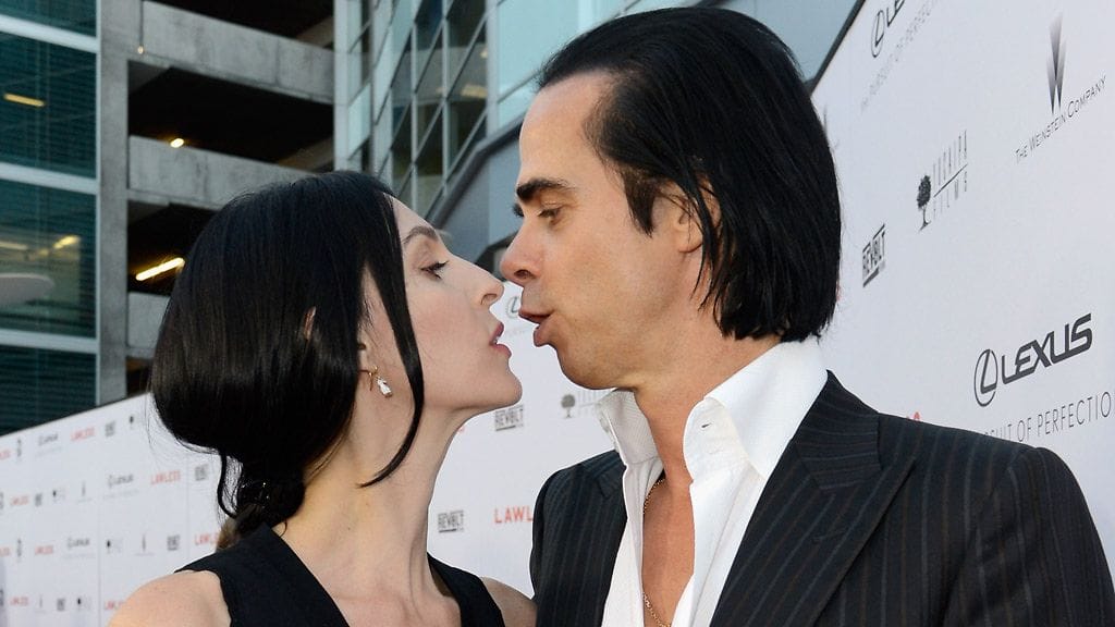 Nick Cave ja Susie Cave suukottelivat Lawless-elokuvan ensi-illassa.