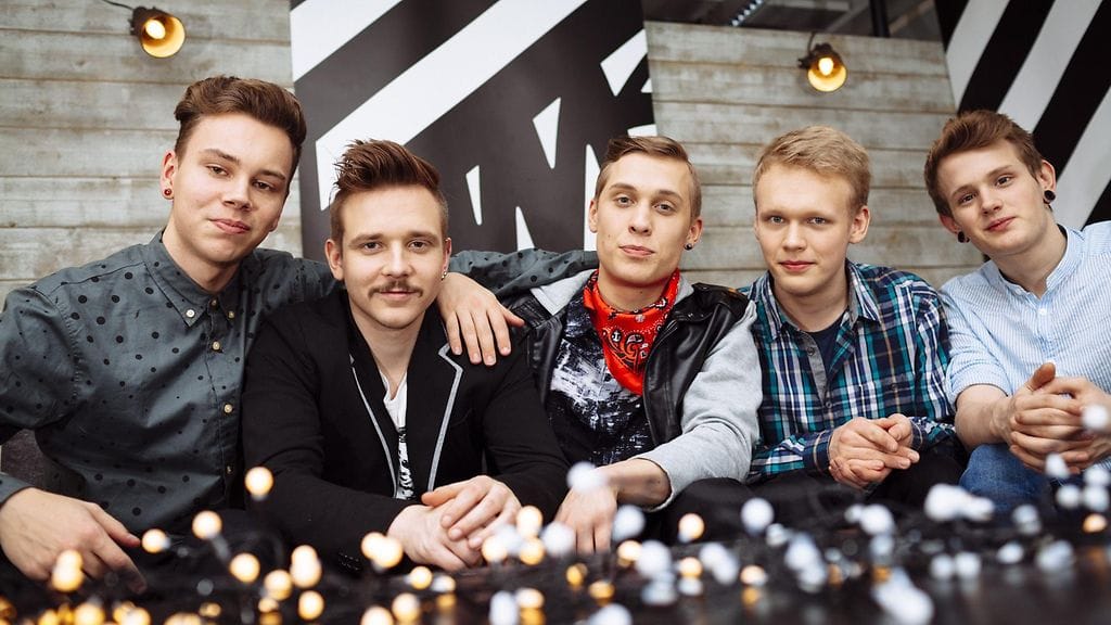 Softenginen Eero Keskinen kuvassa toinen oikealta.