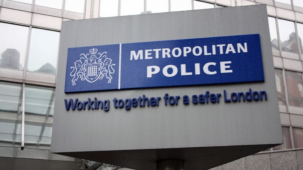 Mies hyökkäsi poliisien kimppuun veitsellä varustautuneena noin puoli yhdeksältä illalla paikallista aikaa.