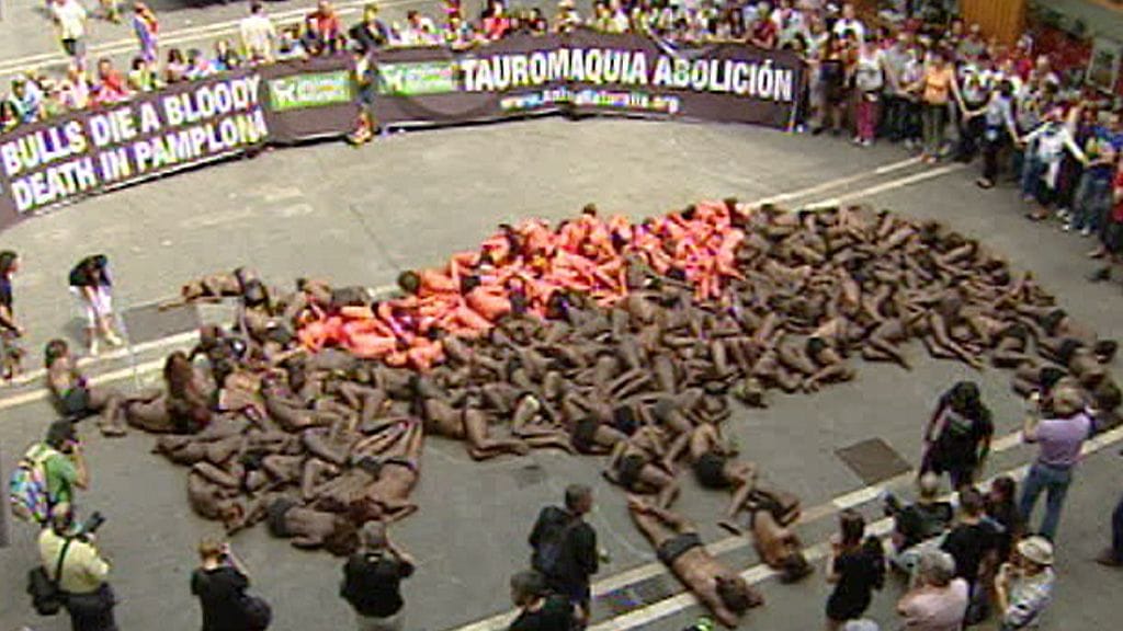 Mielenosoittajat muodostivat verisen härän Pamplonan keskustassa.