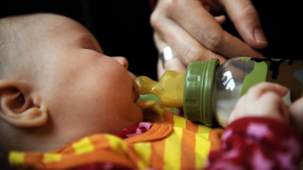 äidinmaito, imettäminen, äidinmaidonkorvike, tuttipullo