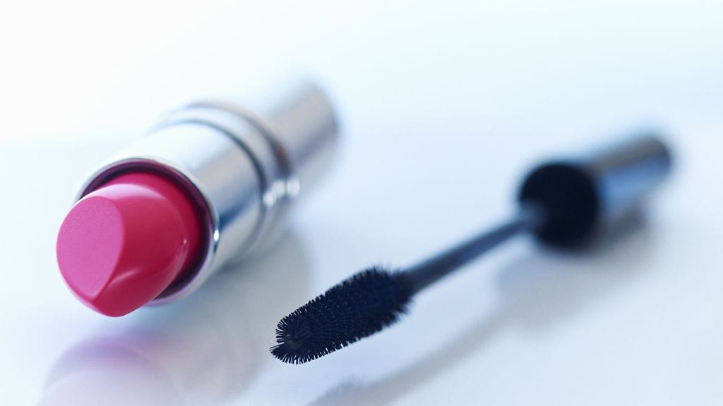 Bakteerit saattavat jäädä lymyilemään huuli- ja silmämeikkeihin.