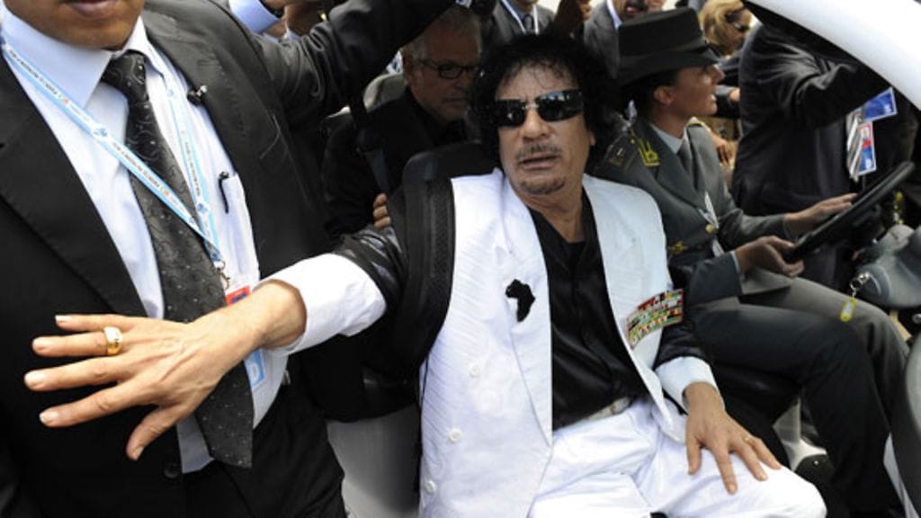 Libyan johtaja Muammar Gaddafi on tunnettu julkisuustempuistaan. Gaddafi-julisteet ja -banderollit ovat tuttua rekvisiittaa esimerkiksi Afrikan Unionin kokouksissa. Johtajan mukana saattaa myös kulkea jopa 200 ihmistä ilman minkäänlaisia dokumentteja. Kuva: EPA
