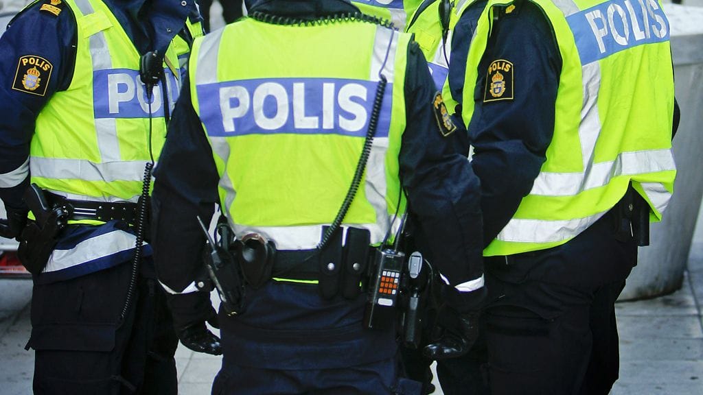 Brandt kertoo, että heti terminaalissa Ruotsin poliisi poimi joukosta erilleen joitakin matkustajia.