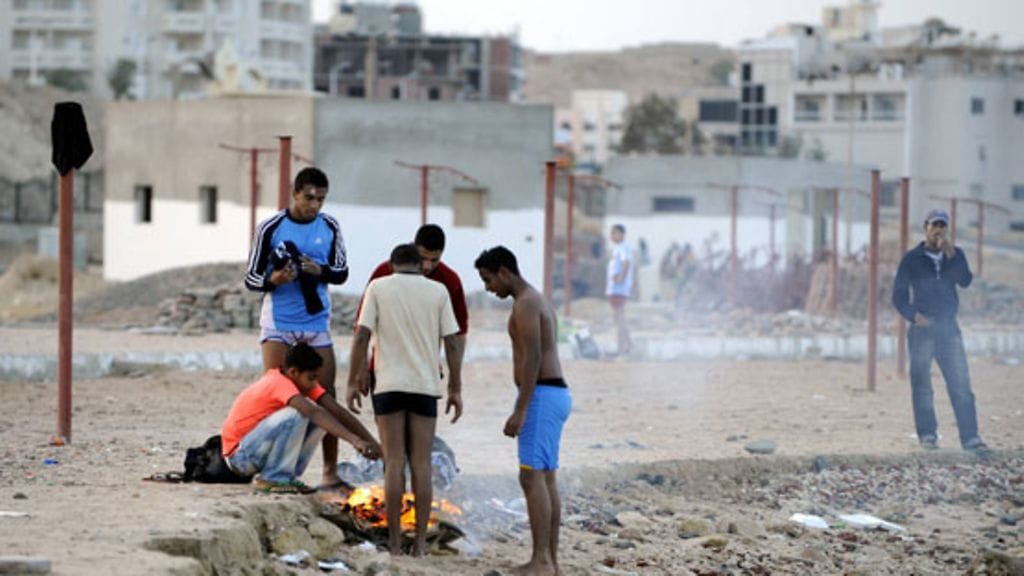Tunnelma Egyptin Punaisenmeren rantakohteissa Hurghadassa ja Sharm el Sheikhissä on Suomen Kairon-suurlähettilään mukaan muuttunut huonompaan suuntaan. Hurgadalaisia nuoria miehiä viettämässä vapaapäivän iltaa Hurghadan rannalla Egyptissä 29. tammikuuta 2011.