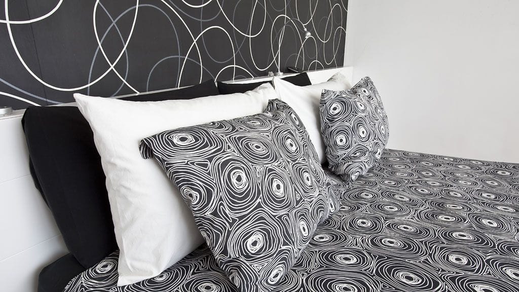 Makuuhuoneen sisustusta voi yhtenäistää samaa sävymaailmaa olevilla väripilkuilla, jotka on ripoteltu ympäri huonetta.