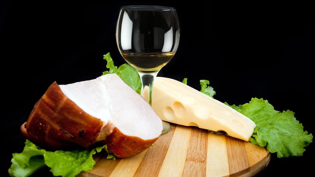 Ruokatottumukset vaikuttavat hengityksen hajuun.