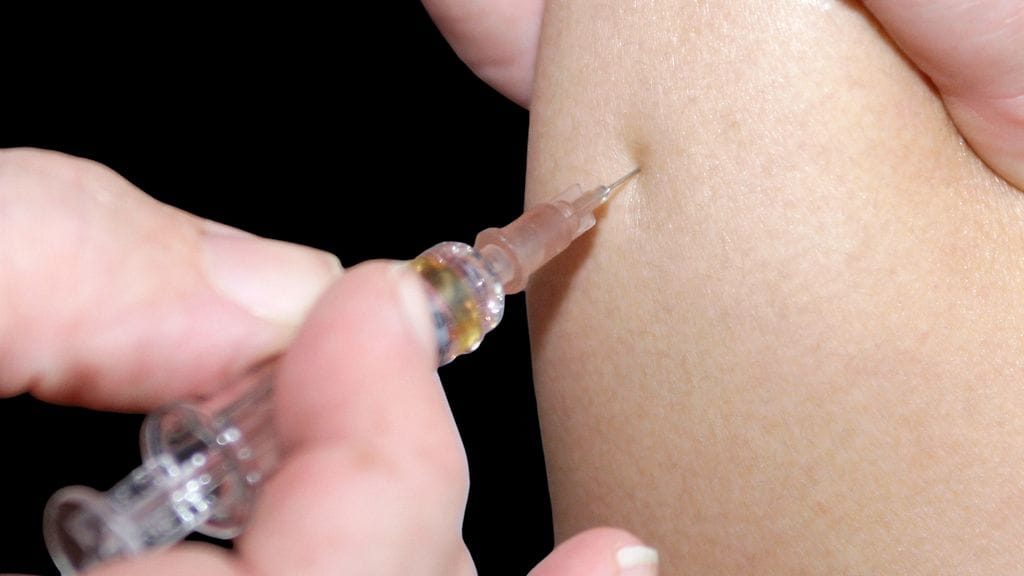 Huttusen mukaan on harvinaista, mutta mahdollista, että rokotettu henkilö saa taudin. Tauti on lievempi kuin rokottamattoman ihmisen tauti, ja vakavammat jälkitaudit voidaan estää rokotteella.