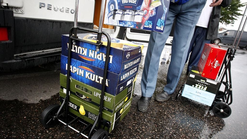 Suomalaisten viinarallin seurauksena Suomeen tulee vuosittain 140 miljoonaa viriolaista tölkkiä, joista ei saa täällä panttia.