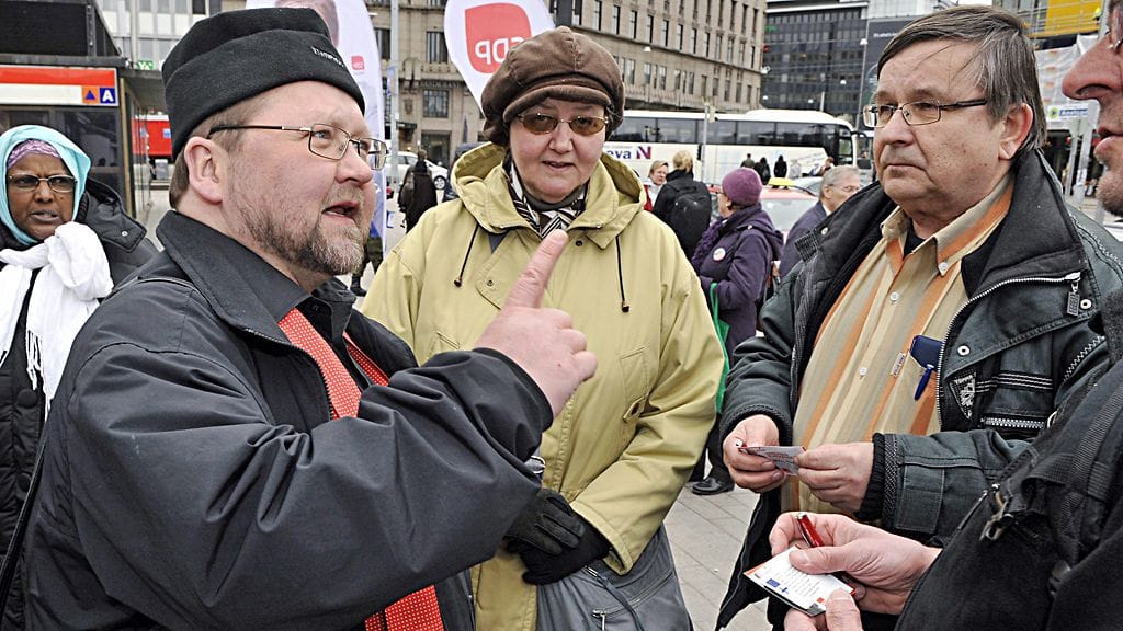 Mitro Repo SDP:n Eurooppa-päivän ulkoilmatapahtumassa Helsingin rautatieasemalla 11. huhtikuuta 2011.