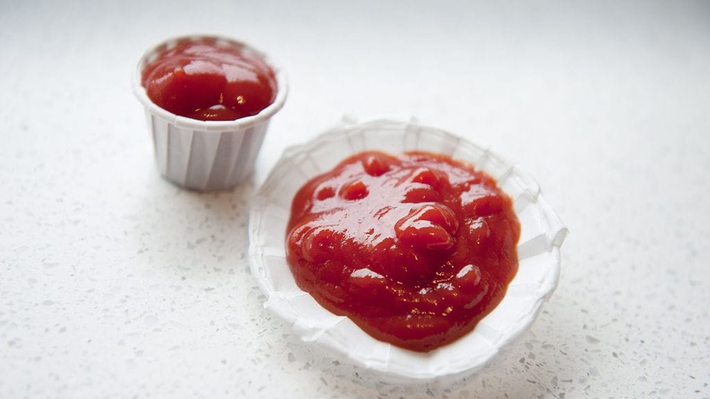 Ketsuppipurkin taitteet avaamalla pahvisesta kupista saa isomman.