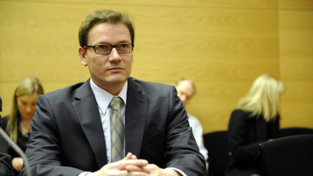 Törkeästä petoksesta käräjäoikeudessa tuomittu Jari Arvi Antero Leppä Helsingin käräjäoikeuden istunnossa vuonna 2009. KUVA:LEHTIKUVA