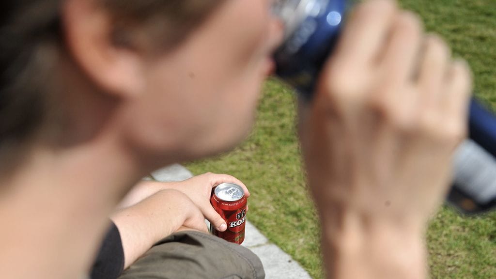 Nuorisotyöntekijän mukaan ulkona nähdään iltamyöhään yhä nuorempia lapsia. 12-vuotiaat "apinoivat" yläkoululaisia oluttölkki kädessä.