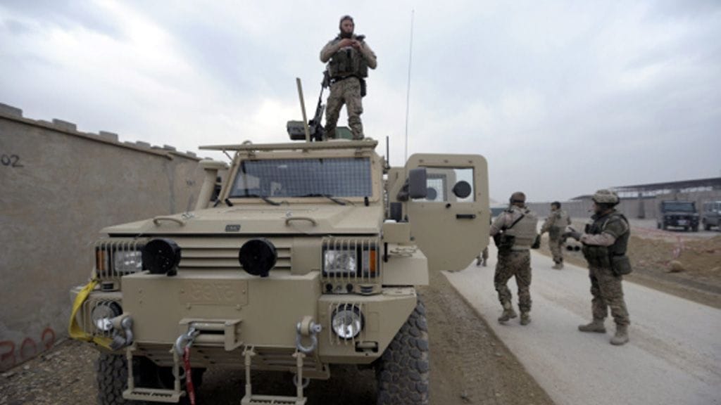 Suomalaisia ISAF-sotilaita ja RG-32 panssaroitu maastoauto Mazar-i-Sharifissa Afganistanissa marraskuussa 2011. Puolustusvoimat hankkii nyt samantyyppisiä uusia ajoneuvoja.