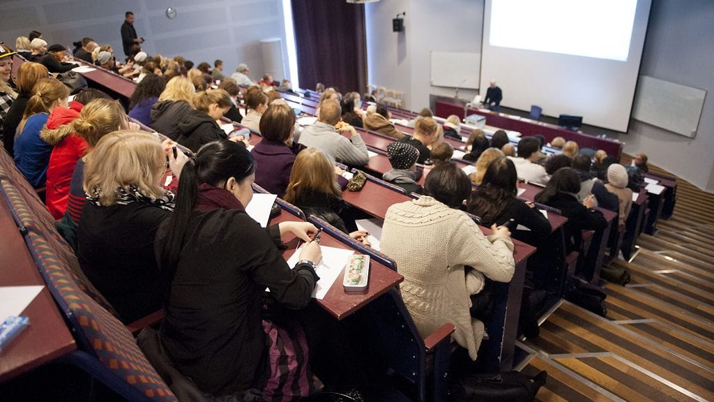 Opiskelijoita luentosalissa. Kuvituskuva.