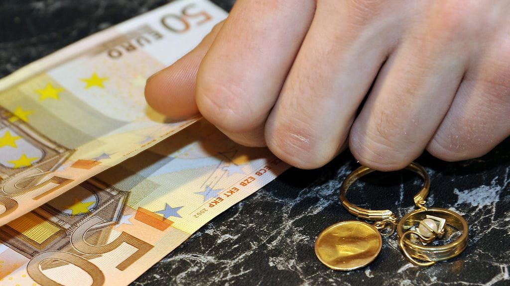 Asiakas on tuonut kultakorujaan arvioitavaksi KultaRahaksi Oy:öön 5. tammikuuta 2011.