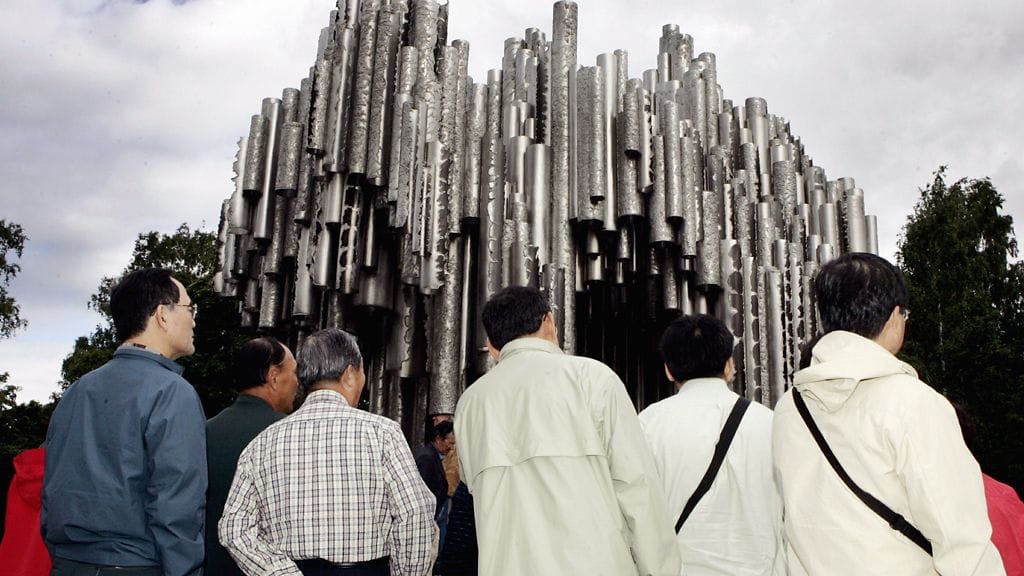 Turisteja Helsingin Sibelius-monumentilla