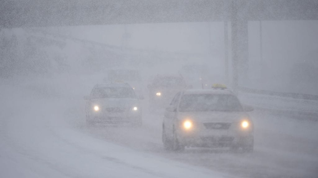 Sankka lumisade teki ajokelistä huonon Helsingissä 8. maaliskuuta 2013.