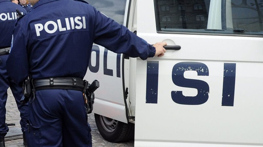 Etsintäkuulutettu mies oli ennen ulosajoa kaahannut huomattavaa ylinopeutta, vaarantaen muun liikenteen.