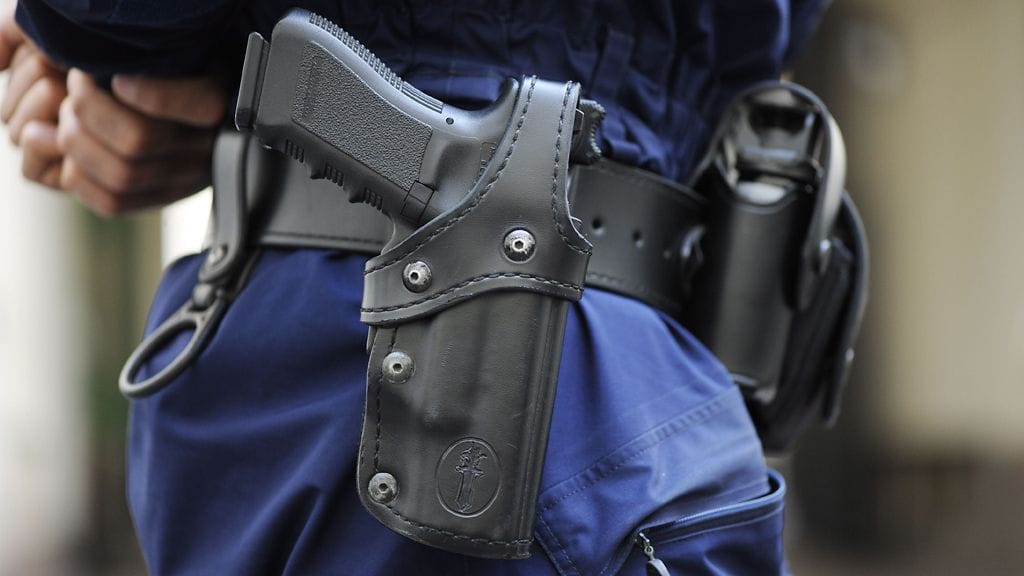 Mies ei totellut käskytystä, jolloin poliisi ampui häntä jalkaan.