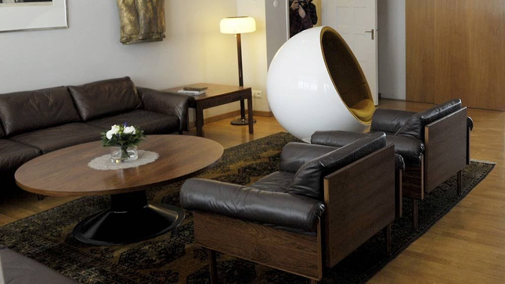 Yrjö Kukkapuron sohvat ja Eero Aarnion Pallotuoli olivat aikanaan moderneja valintoja Urho Kekkoselta (Lehtikuva).