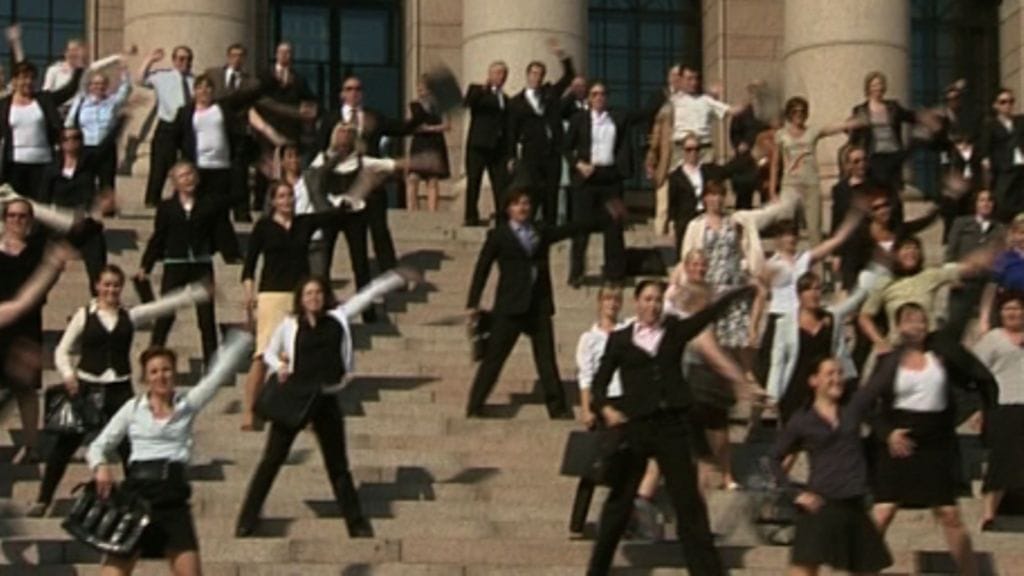 Neil Hardwickin uusinta elokuvaa Jos Rakastat kuvattiin auringonpaisteessa Eduskuntatalon portailla.