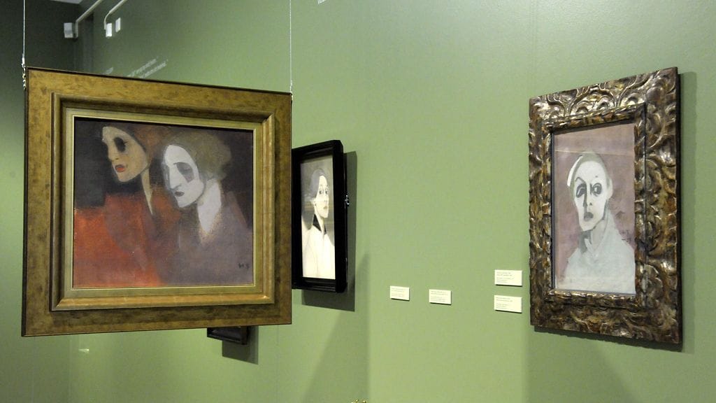 Tehdastyöläisiä matkalla työhön 1921-22 (vas.), Hopeataustainen omakuva 1915 (taustalla vas.) ja Omakuva Saltsjöbaden 1944 olivat esillä Henkisyys taiteessa - Helene Schjerfbeck -juhlanäyttelyssä Villa Gyllenbergissä 27. helmikuuta 2012.