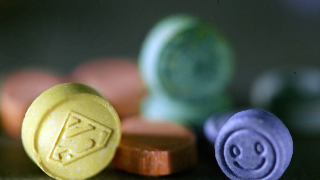 Ekstaasitabletteja myydään erilaisissa väreissä, muodoissa ja logoissa. Viranomaiset ovat takavarikoineet Keski-Euroopassa jopa musiikkifestareiden logoilla varustettuja tabletteja.