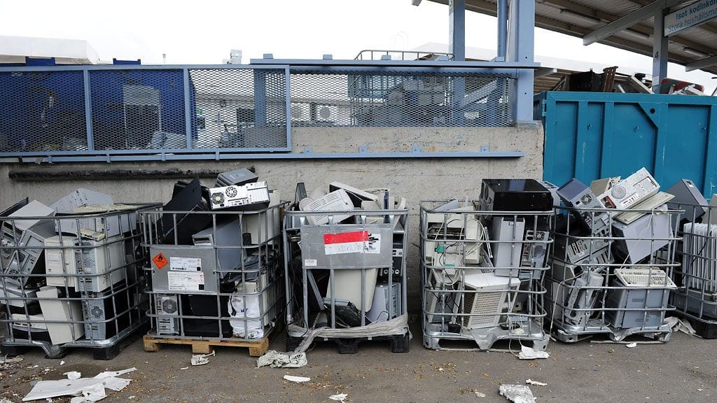 Elektroniikkaromua Kivikon Sortti-asemalla Helsingissä (Lehtikuva)