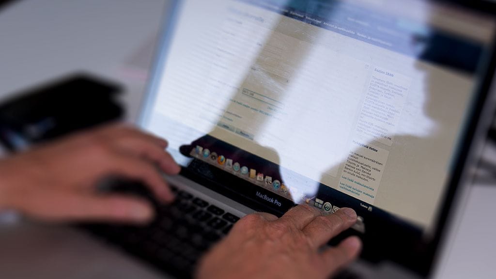 Suomalaismiestä syytetään petoksista ja petoksen yrityksistä, osassa nuorena henkilönä tehdyistä rikoksista.