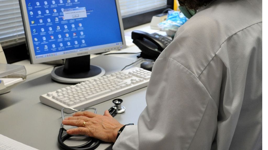 Syyttäjä haluaa käräjäoikeuden tuomitsevan miehen virkavelvollisuutensa ja virkasalaisuutensa rikkomisesta sekä tietosuojarikoksesta sakkoihin. Kuvan tapaus ei liity tapaukseen.