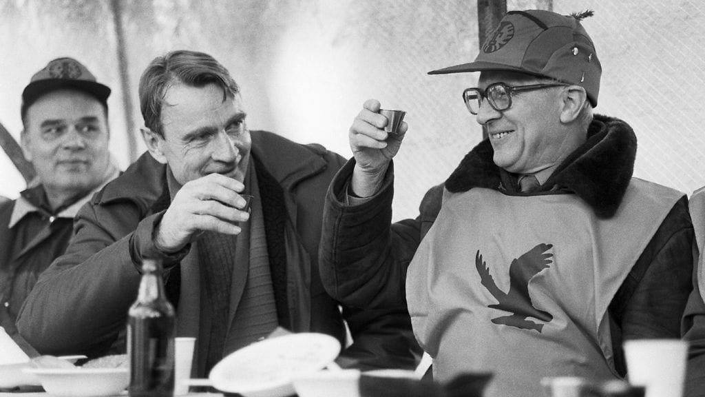 Saksan demokraattisen tasavallan (DDR) viimeinen puoluejohtaja Eric Honecker (oik.) Suomen vierailulla Rengossa Hiittaan maastossa metsästämässä. Isäntänä Suomen tasavallan presidentti Mauno Koivisto. Jahdin jälkeen herrat nauttivat snapsia ja hernesoppaa.
