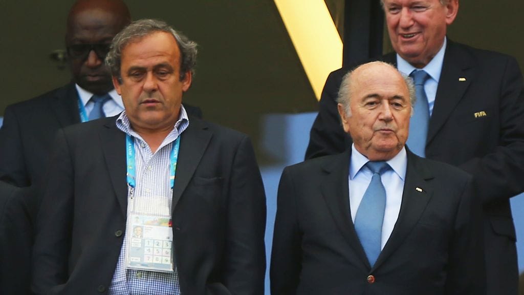 Michel Platini (vas.) ja Sepp Blatter