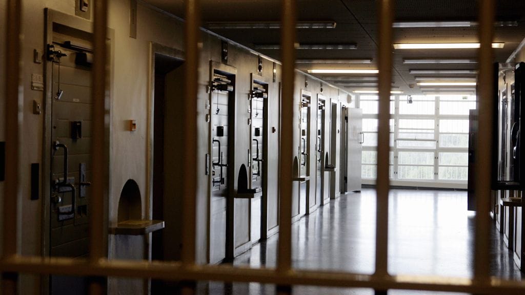 Mies istui tekemistään rikoksista vankilassa yli 20 vuotta.