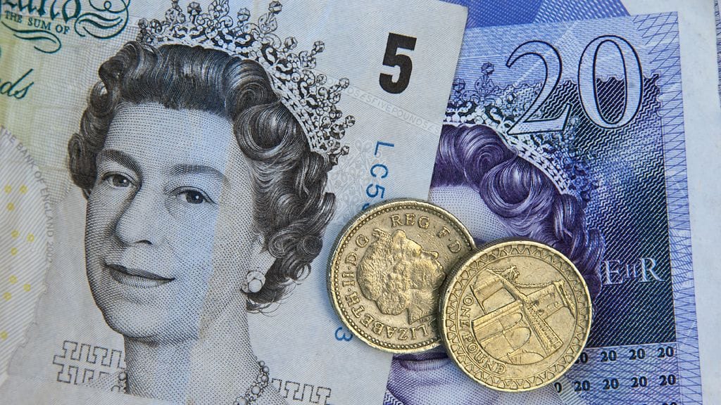 Punnan nopea lasku herätti epäilyjä joko näppäilyvirheestä tai kaupankäyntialgoritmien aiheuttamasta laskusta.